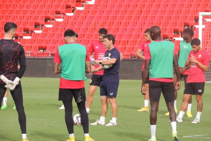 El entrenador en la charla previa a un nuevo ejercicio.
