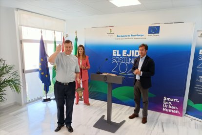 Bendición del espacio por parte del párroco, don Mariano.