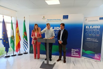 Bendición del espacio por parte del párroco, don Mariano.