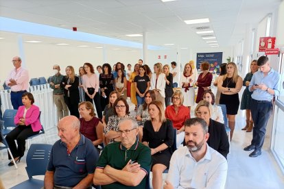 Asistentes al acto de inauguración del edificio de Servicios Sociales.