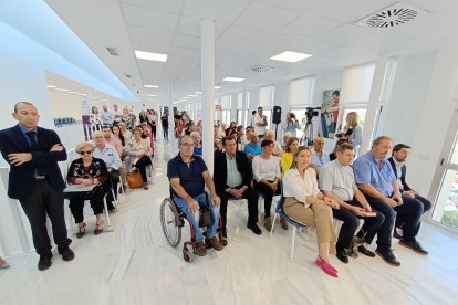Asistentes al acto de inauguración del edificio de Servicios Sociales.