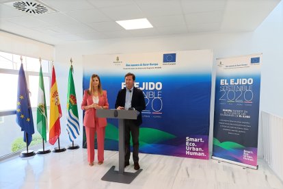 El alcalde de El Ejido y la edil de Servicios Sociales en la inauguración del edificio.