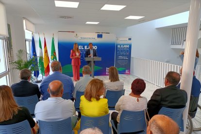 El alcalde de El Ejido y la edil de Servicios Sociales en la inauguración del edificio.