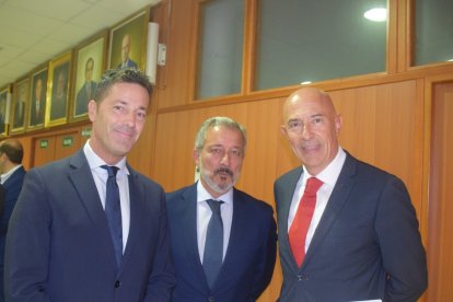 El director de Mapfre, Pablo Luque y Jesús Gómez, de Mapfre, con el director de zona del Banco de Santander, Alberto Alarcón.