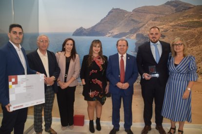 Alberto Alarcón del Banco de Santander, Jerónimo Parra de la Cámara de Comercio y Ramón Navarro con el equipo de Indaldynamic y familiares.