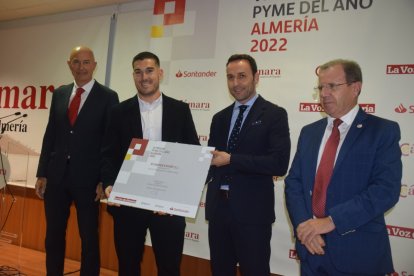 Ricardo Céspedes entrega el premio a Ecoinver.