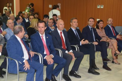 Panorámica del salón de actos de la Cámara de Comercio que estaba abarrotado.