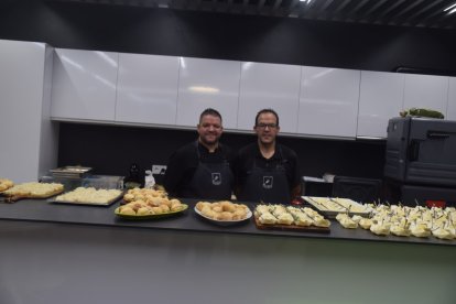 Rafael Moreno y su hermano del catering Los Ángeles prepararon el refrigerio.
