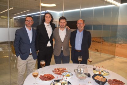 Asistentes al acto durante el cóctel.