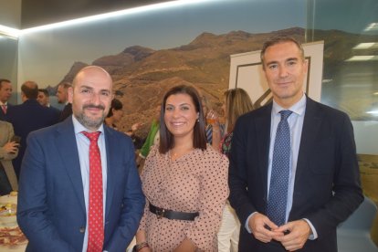 El diputado, Francisco Álvarez; la concejala, Lorena Nieto y el delegado de la Junta de Andalucía, Amós García Hueso.