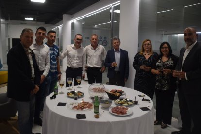 Manuel Leal del Quinto Toro departiendo con asistentes al cóctel.