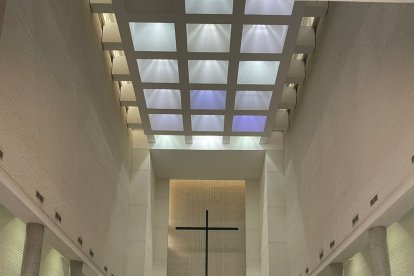 Los fieles visitan  la iglesia de Santa Teresa.