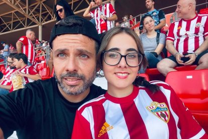 Víctor y Xiomara, que en el Almería-Celta celebró su 14 cumpleaños.
