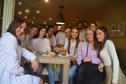 Un nutrido grupo de cofrades de Vélez Málaga reponiendo fuerzas para la magna.