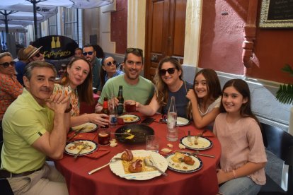 Paula y Alejandra con sus padres.