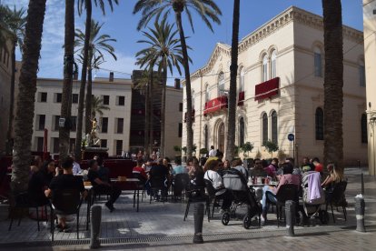 Aspecto de la Plaza de la Catedral a mediodía durante el tapeo.