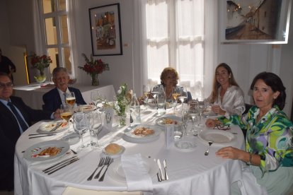 Ángel Vizcaíno y su esposa Elvirín, en la celebración de su bisnieto en el Hotel Catedral.