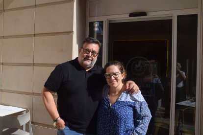 Alfredo Casas en la terraza del Hotel Catedral con su esposa, preparándose para el trabajo.