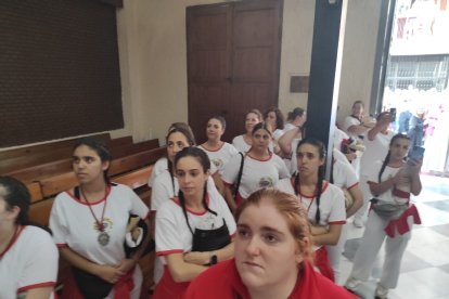 Parte de la cuadrilla en el interior de templo.