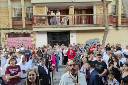 A las puertas del templo.