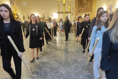 Acompañamiento a uno de los pasos de la magna.