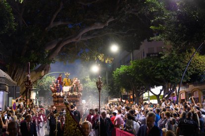 La Santa Cena, durante su recorrido por el Paseo de Almería.