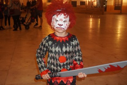 Los más atrevidos han llegado ataviados con sus disfraces más terroríficos a este castillo.