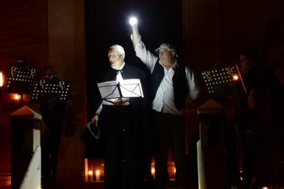 La poesía también fue protagonista en esta visita nocturna al camposanto.