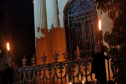 La necrópolis estaba ambientada con velas y un aura intimista que cautivó a los presentes.