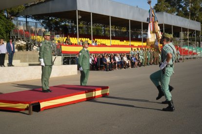 El coronel Gomariz (izquierda) y el teniente coronel Hilario ante el guion de la VII Bandera