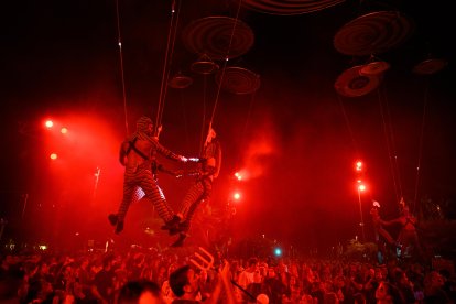 Espectacular montaje aéreo en la Plaza de las Velas.