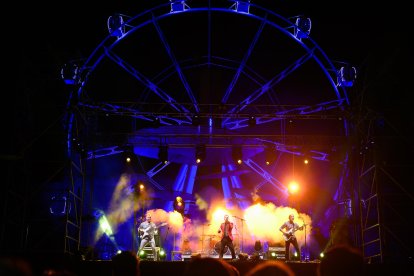 Rock frente a la Noria de la Plaza de las Velas.