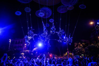 Espectacular montaje aéreo en la Plaza de las Velas.