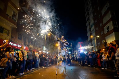 Pasacalles con pirotecnia a cargo del grupo Kaña.