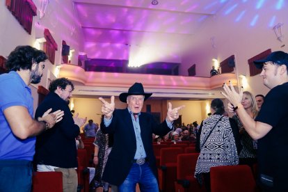 Gianni Garko, premio Tabernas de Cine, entrando al teatro municipal de Tabernas.