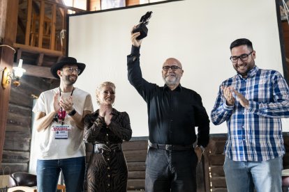 Carlos Rosado, presidente de Spain Film Commission, con Guillermo de Oliveira, director del AWFF, Mercedes Rodríguez, propietaria de Western Leone, y José Díaz, alcalde de Tabernas.