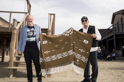 Enzo G. Castellari regaló a Víctor Matellano una réplica del poncho de Clint Eastwood.
