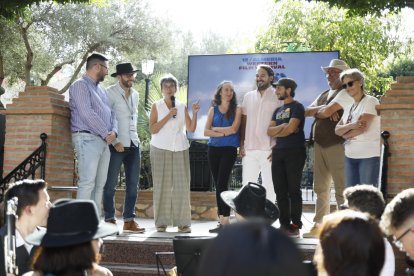 Cristina Serena, de Malcamino\'s, agradece el premio desde la Glorieta de España.