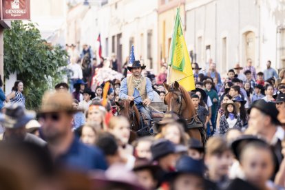 Ambiente durante el pasacalles inaugural del AWFF.