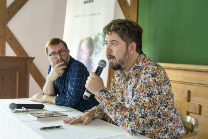 Evaristo Martínez, periodista de La Voz, presentó a Daniel Lorenzo (dcha.), autor del libro ¡Más fuerte, muchachos! sobre el cine de Bud Spencer y Terence Hill.