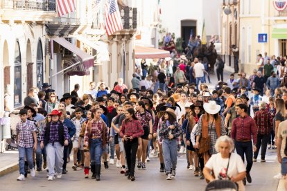 Estudiantes de centros educativos de Tabernas que participaron en el pasacalles durante la jornada inaugural. 
