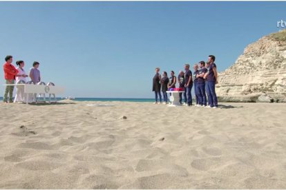 Vista de la playa de Agua Amarga con los concursantes y presentadores.