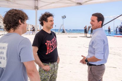 El presidente de la Diputación saluda a los cocineros Jordi Cruz y Pepe Rodríguez.