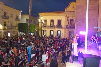 La plaza Mayor contó con un ambiente inmejorable, donde todo el pueblo salió a las calles para vivir el terror.