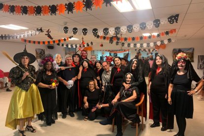 Vampiresas, brujas y demás seres espeluznantes vivieron la noche de Halloween.