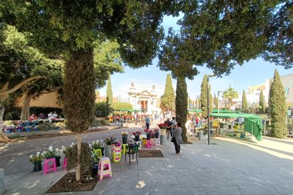 Entrada principal del cementerio de San José llena de puestos de flores