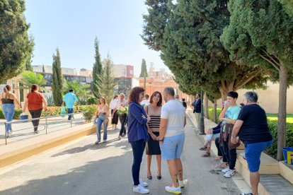 María del Mar Vázquez y Sacramento Sánchez recorrieron el camposanto