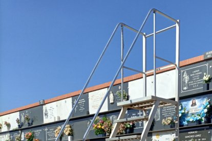 Las escaleras, ese bien preciado en las calles del camposanto