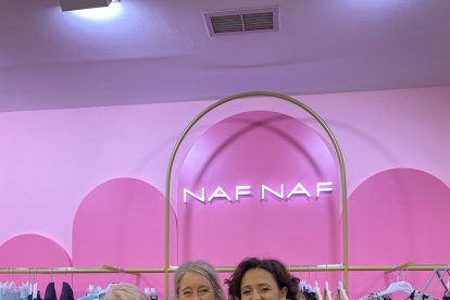 Las hermanas Avilés, de la marca de pendientes Elogiarte junto a Mamen Mezquita, propietaria de Naf Naf Almería.