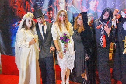 Los novios con sus amigos en la boda. Foto: Daría Zelenska.
